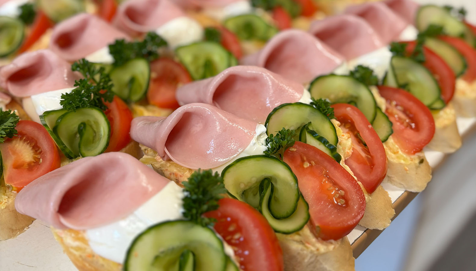 Lahůdky Pilík - Chlebíčky, obložené mísy a řízky na objednávku